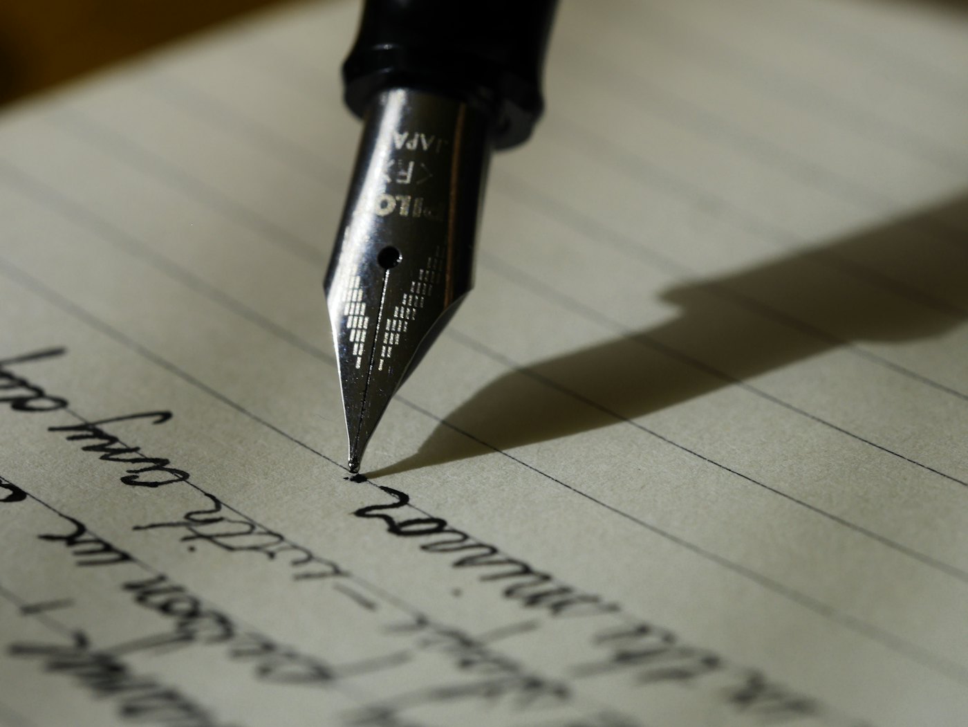 Pluma escribiendo en un cuaderno, símbolo de ordenar pensamientos