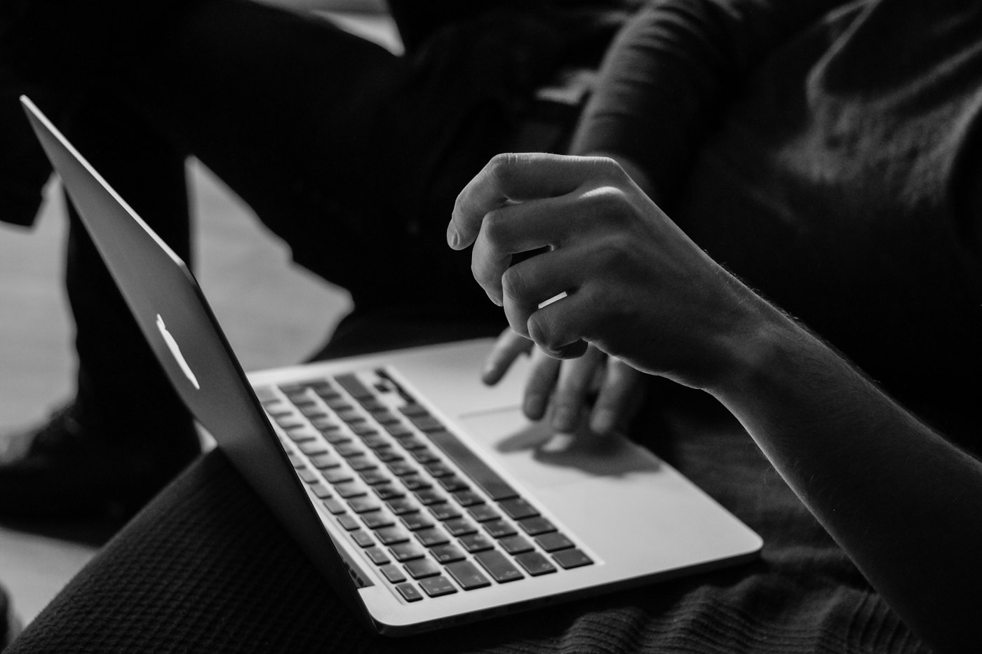 Manos sobre una laptop durante una sesión de terapia en línea